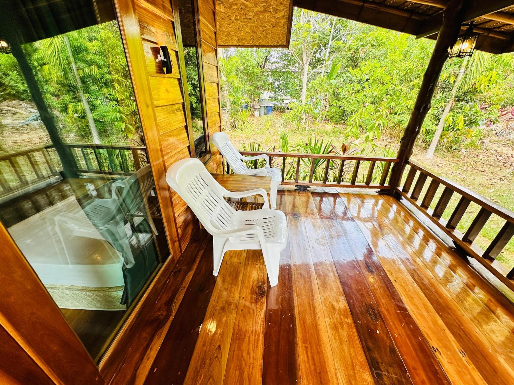 Koh Jum Bungalow & Hostel Extérieur photo